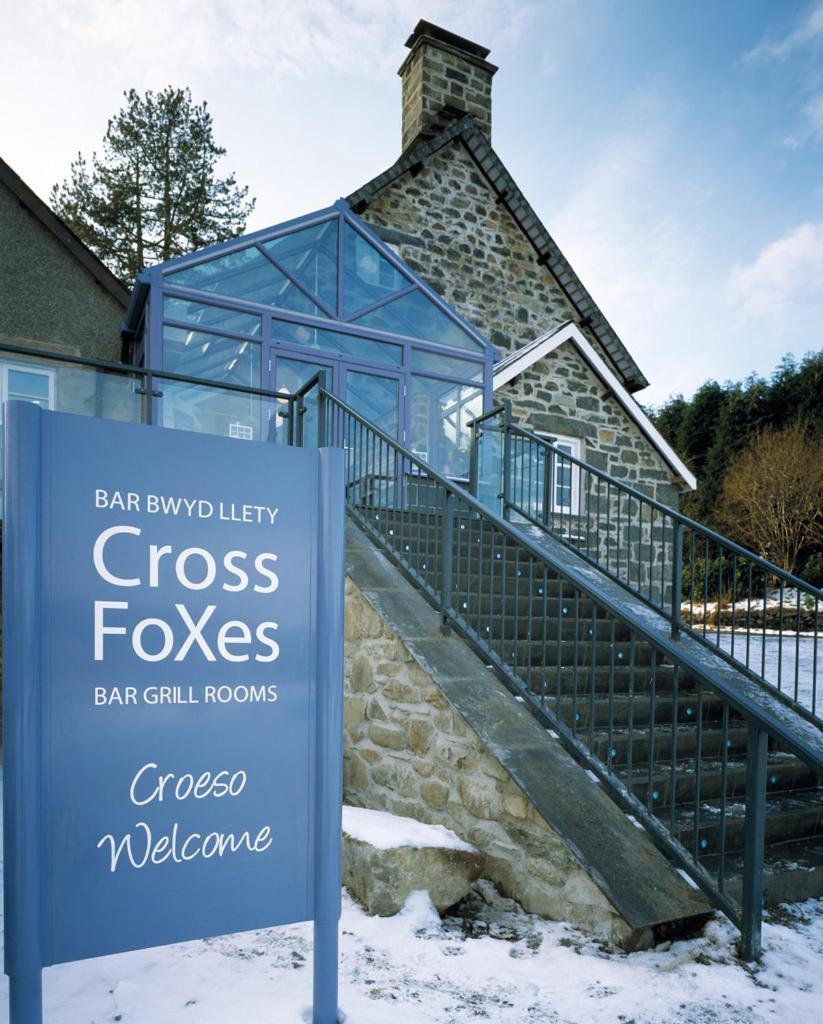 Cross Foxes - Bar Grill Rooms Dolgellau Extérieur photo