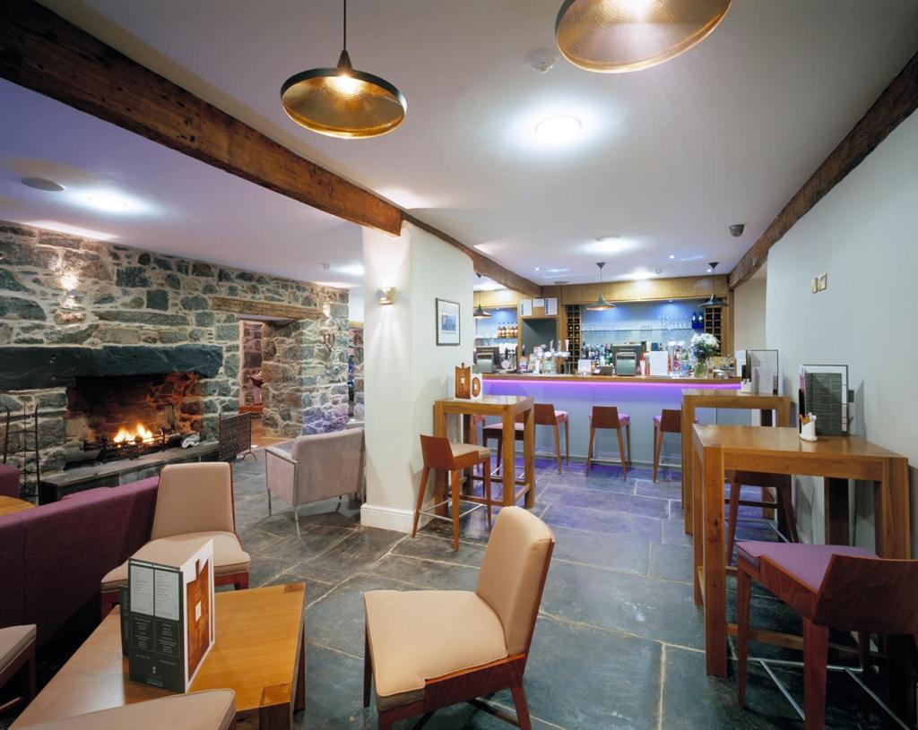 Cross Foxes - Bar Grill Rooms Dolgellau Extérieur photo