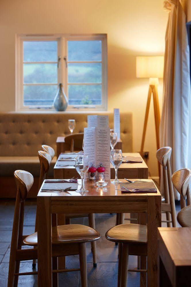 Cross Foxes - Bar Grill Rooms Dolgellau Extérieur photo