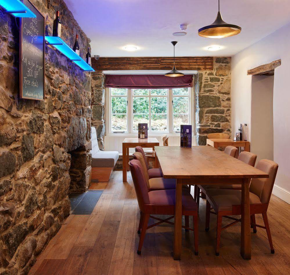 Cross Foxes - Bar Grill Rooms Dolgellau Extérieur photo