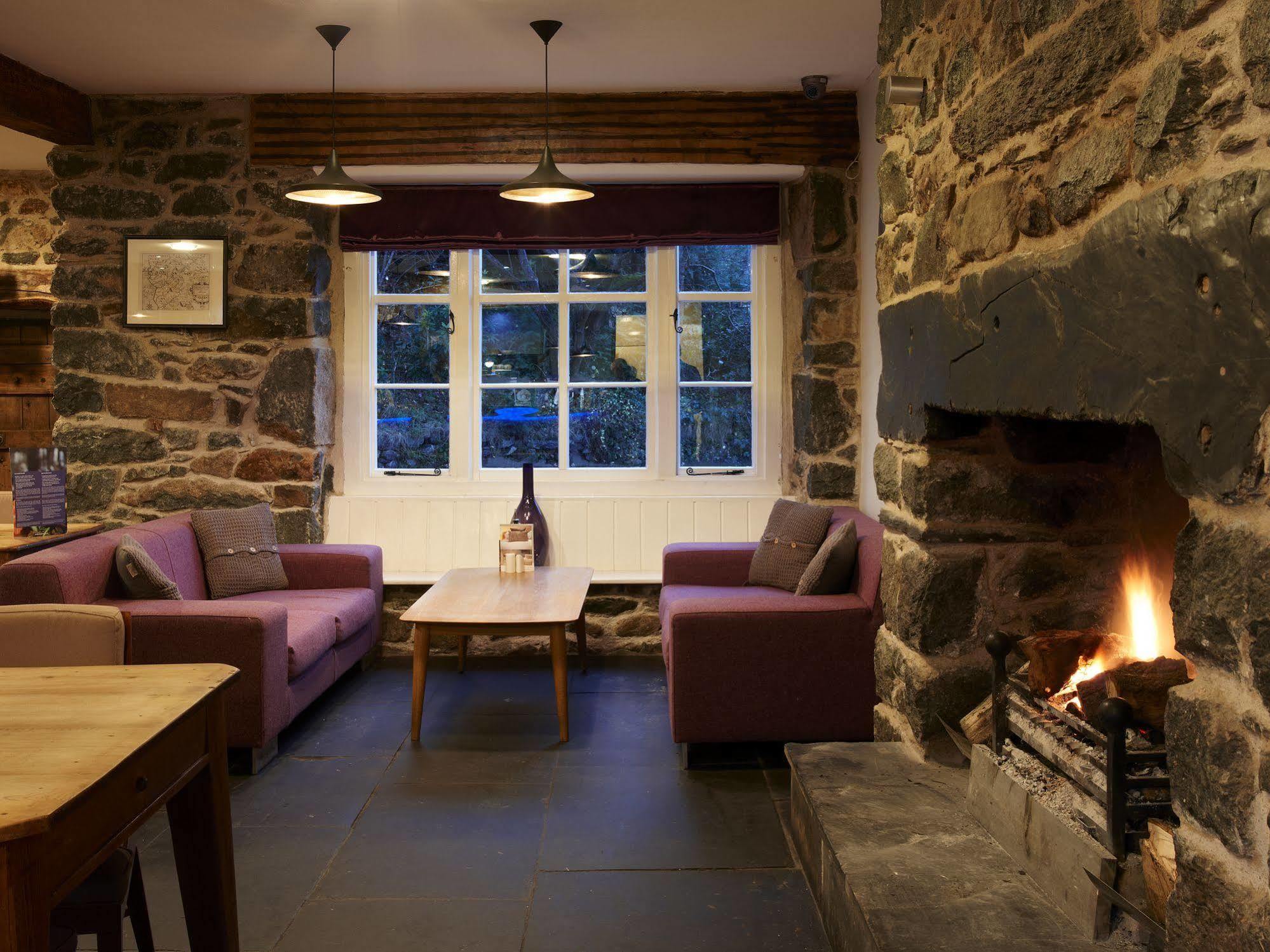 Cross Foxes - Bar Grill Rooms Dolgellau Extérieur photo