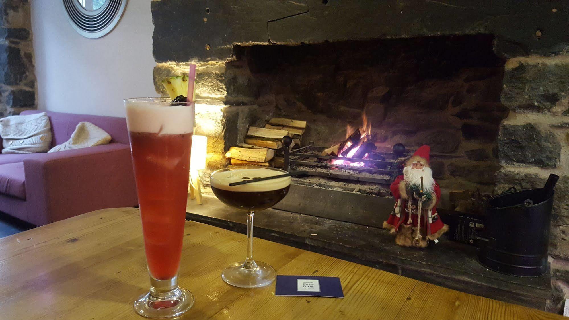 Cross Foxes - Bar Grill Rooms Dolgellau Extérieur photo