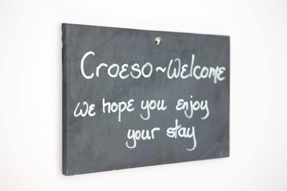 Cross Foxes - Bar Grill Rooms Dolgellau Extérieur photo
